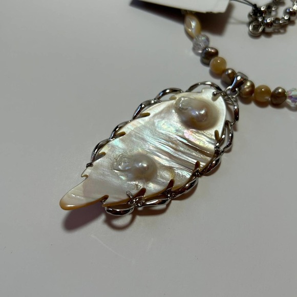 Cookie Lee Gen Pearl & Mother Of Pearl Leaf Pendant Necklace - Picture 4 of 9